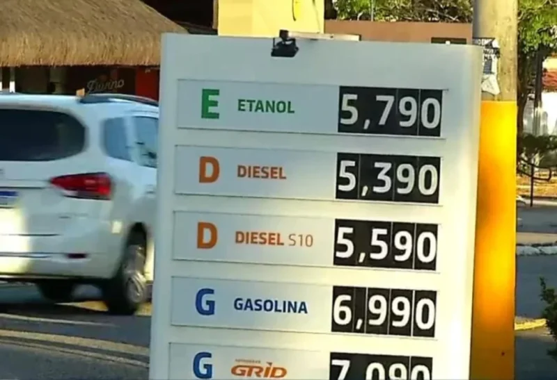 Preço da gasolina sobe em todas as regiões do Brasil e atinge R$ 5,88 em março